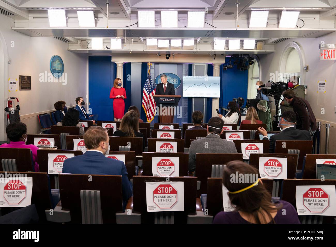 Washington, Vereinigte Staaten Von Amerika. 05th Januar 2022. Der Hafenbeauftragte der Task Force Supply Chain Disruptions der Biden-Harris-Regierung, John D. Porcari, nimmt an einer Pressekonferenz im Weißen Haus in Washington, DC, am 5. Januar 2022 Teil. Bild: Chris Kleponis/Pool/Sipa USA Bild: SIPA USA/Alamy Live News Stockfoto