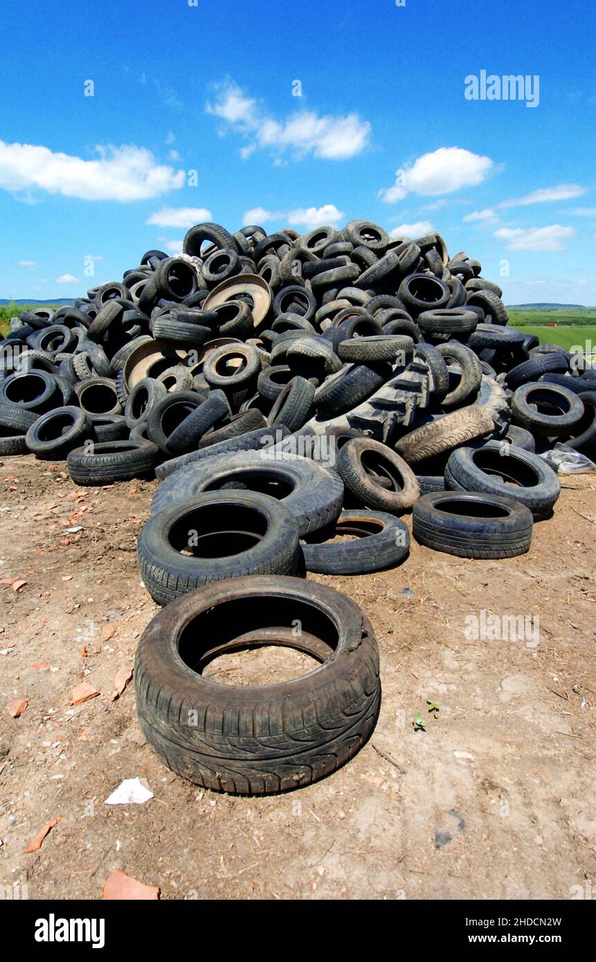 Alte Autoreifen auf einer Mülldeponie, Recycling, Stockfoto