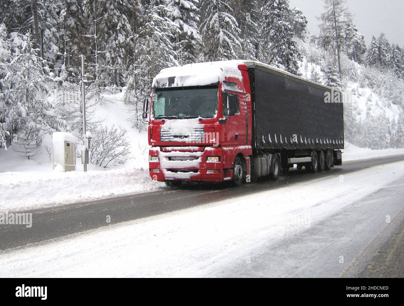 LKW auf einer Landstraße im Winter, Schnee, Glatteis, Stockfoto