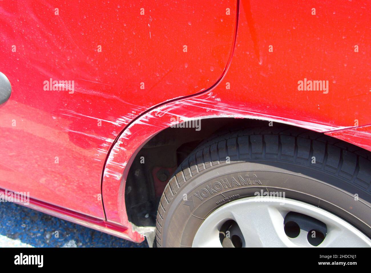 Kratzer am roten Auto, Unfall, Parkrempler, Versicherungsfall, KFZ-Versicherung, Unfallschaden, Füllgewicht, Stockfoto