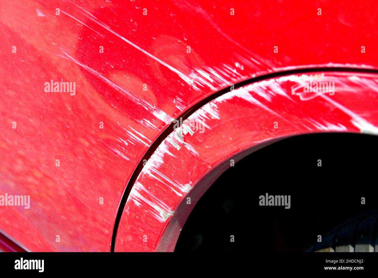 Kratzer am roten Auto, Unfall, Parkrempler, Versicherungsfall, KFZ-Versicherung, Unfallschaden, Füllgewicht, Stockfoto