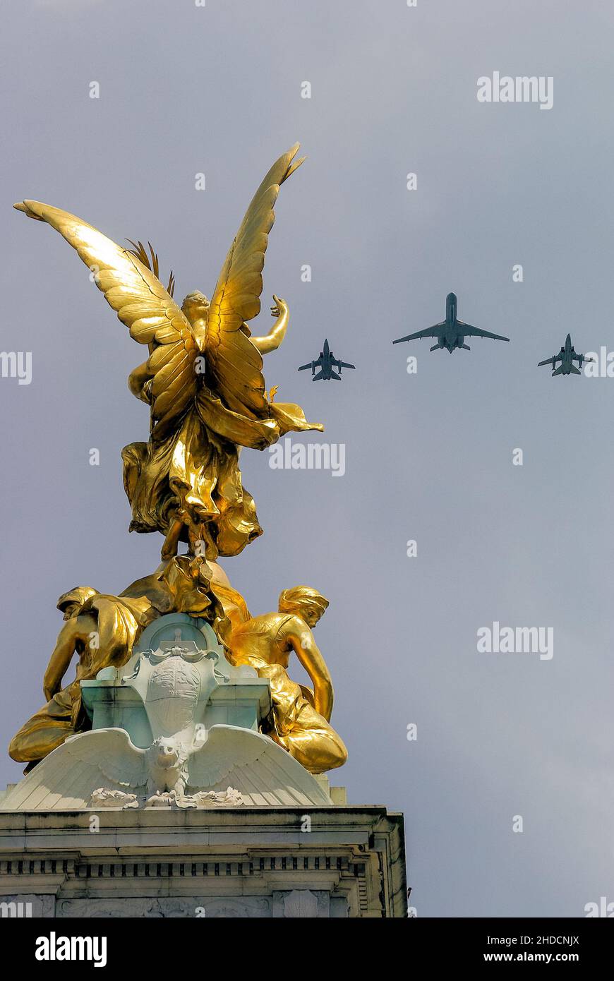 Queen's Birthday Flipper über der Mall nach dem Trooping the Color Event 2009, vorbei am Victoria Memorial. Vickers VC10 Tanker mit Tornado-Kämpfern Stockfoto