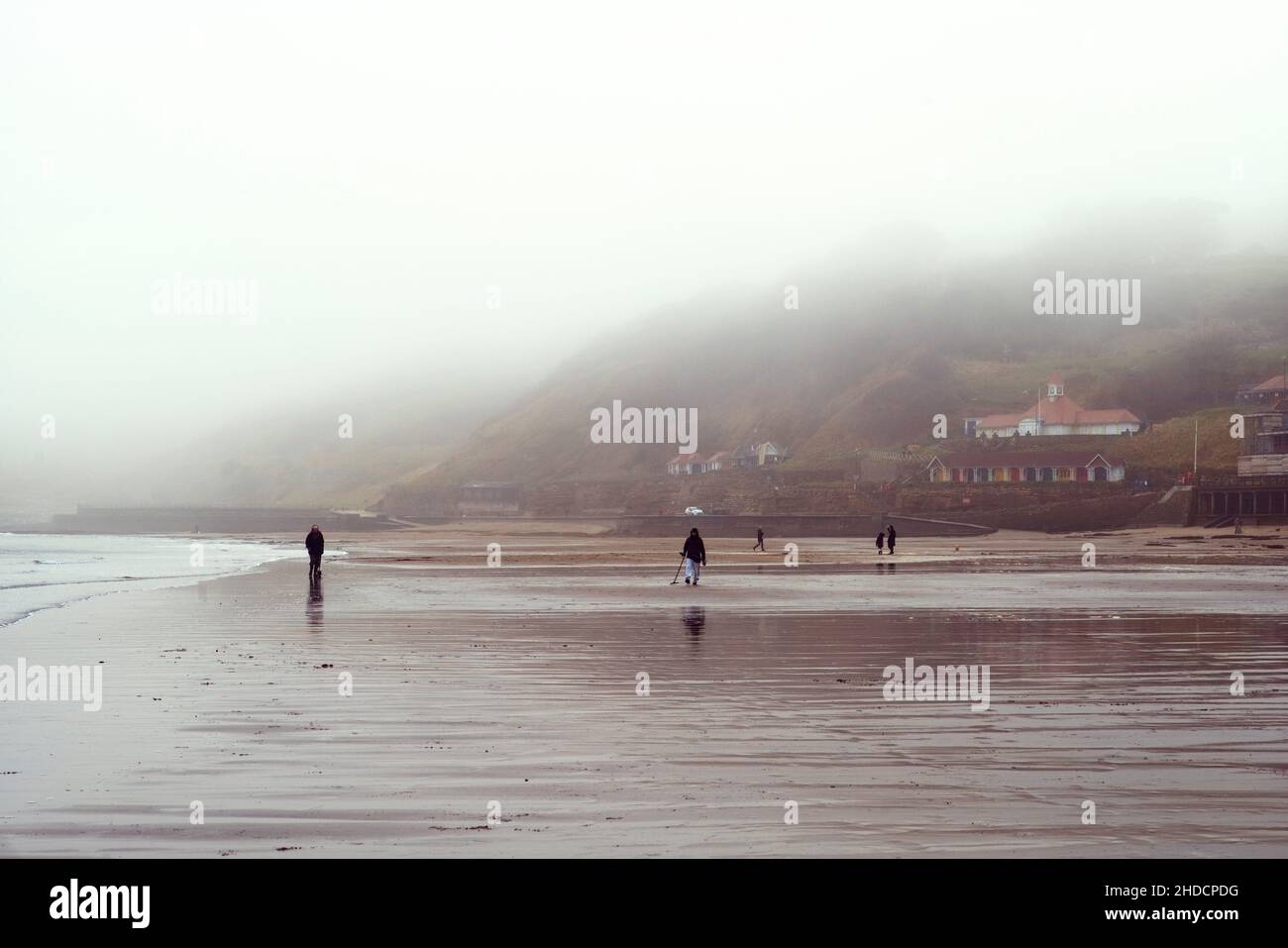 Zwei Metalldetektoren am Strand von Scarborough an einem nebligen Wintermorgen Stockfoto