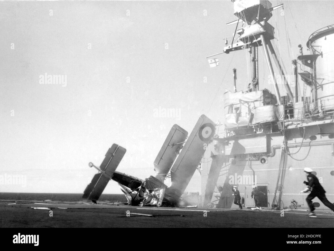 Ein Blackburn Shark K8466/659-Flugzeug mit 820 Geschwader stürzt bei der Landung an Bord des Flugzeugträgers HMS Courageous der britischen Royal Navy am 13th. Oktober 1936 ab Stockfoto