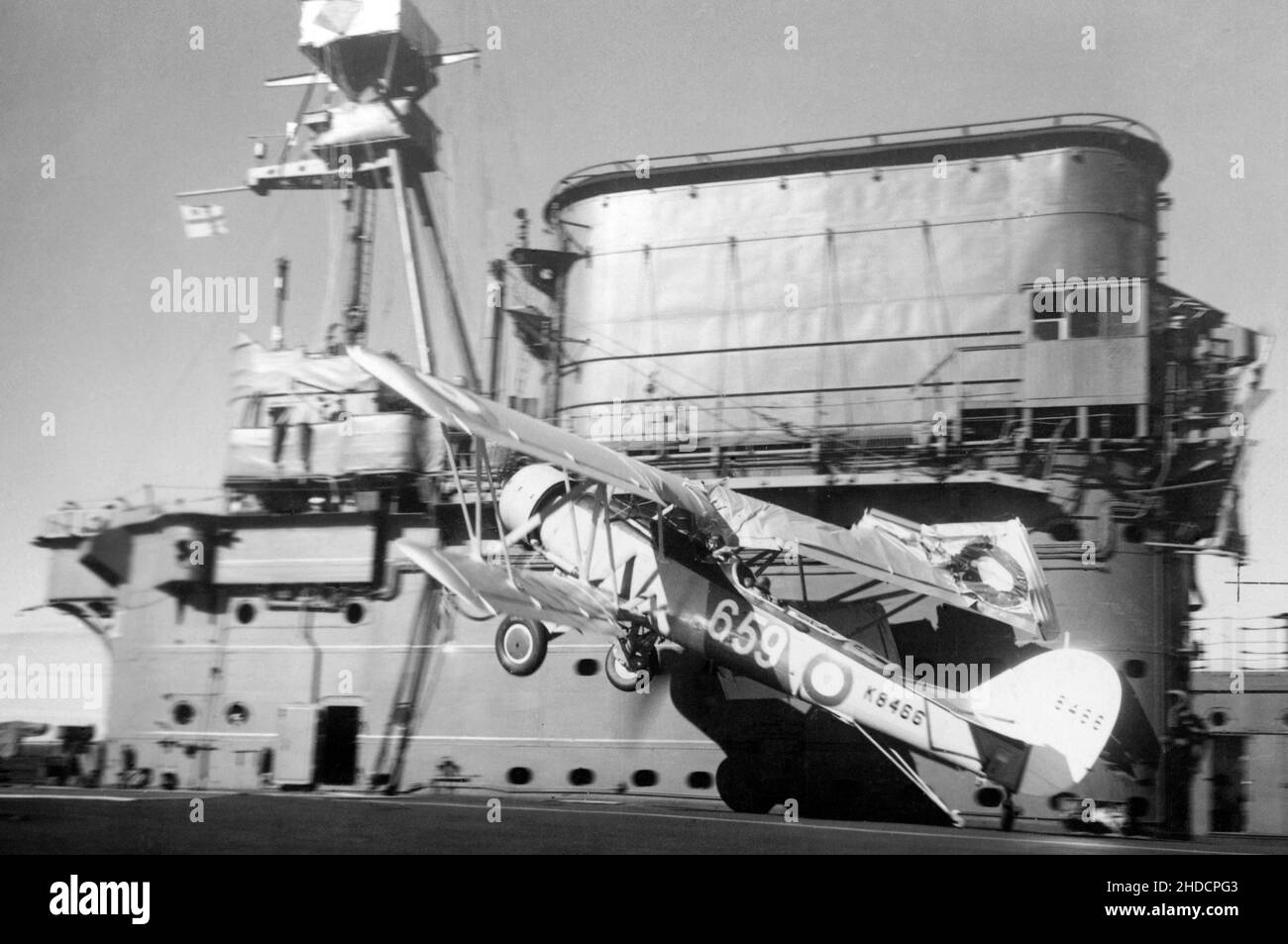 Ein Blackburn Shark K8466/659-Flugzeug mit 820 Geschwader stürzt bei der Landung an Bord des Flugzeugträgers HMS Courageous der britischen Royal Navy am 13th. Oktober 1936 ab Stockfoto
