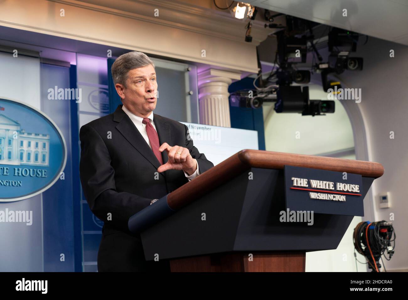 Washington, Vereinigte Staaten Von Amerika. 05th Januar 2022. Der Hafenbeauftragte der Task Force Supply Chain Disruptions der Biden-Harris-Regierung, John D. Porcari, nimmt an einer Pressekonferenz im Weißen Haus in Washington, DC, am 5. Januar 2022 Teil. Bild: Chris Kleponis/Pool/Sipa USA Bild: SIPA USA/Alamy Live News Stockfoto