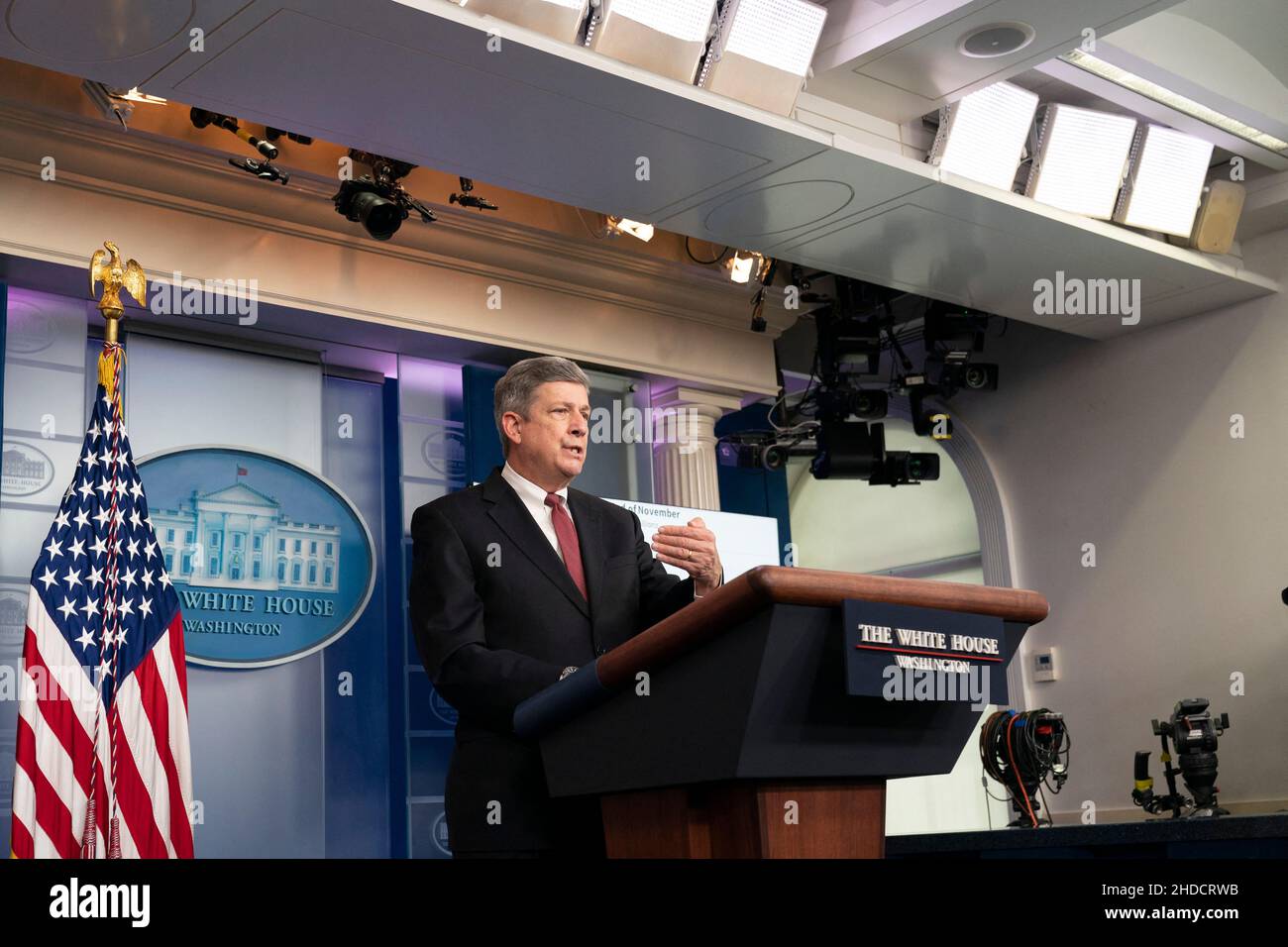 Der Hafenbeauftragte der Task Force Supply Chain Disruptions der Biden-Harris-Regierung, John D. Porcari, nimmt an einer Pressekonferenz im Weißen Haus in Washington, DC, am 5. Januar 2022 Teil. Kredit: Chris Kleponis / Pool über CNP Stockfoto