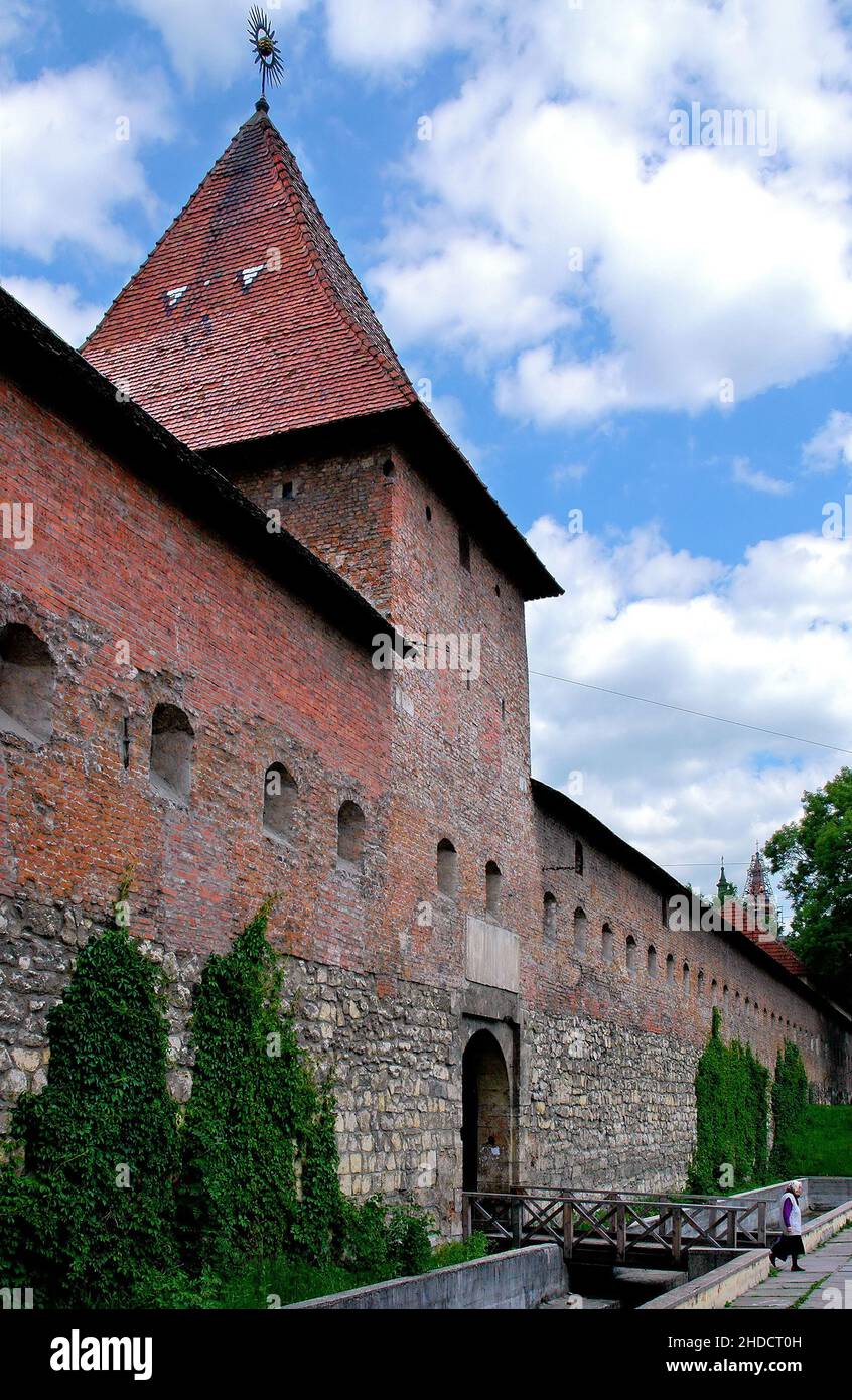 Lviv, Ukraine: Das 1618 erbaute Hlyniany-Tor war Teil des mittelalterlichen Verteidigungssystems. Es war Teil der Befestigungen des Bernardinerklosters. Stockfoto