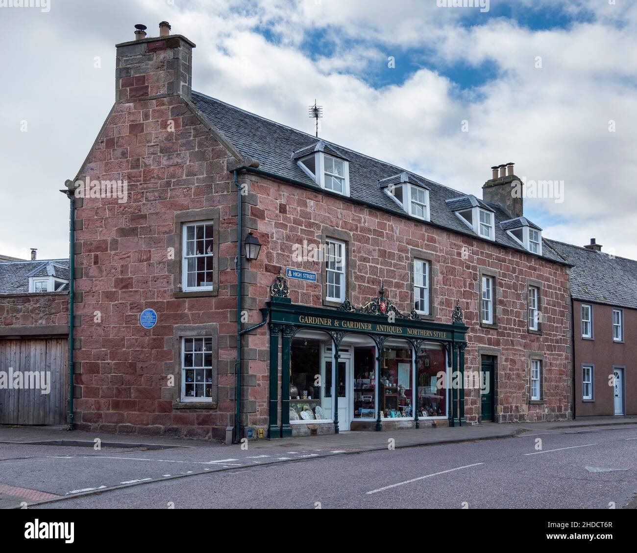 Antiquitätengeschäft in der High Street, Cromarty, Black Isle, Schottland. Blaue Plakette, die den Geburtsort von James Thomson MD 1823-1854 markiert Stockfoto