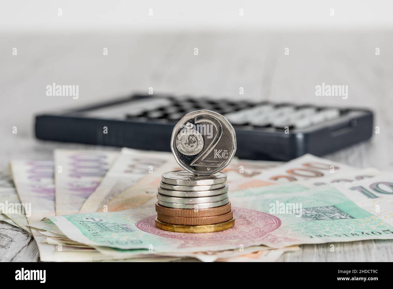 Tschechische Banknoten und Münzen auf dem Tisch. Finanzkonzept in tschechischer Währung. Geschäft, Finanzen, Sparen und Cash-Konzept - Nahaufnahme von Euro-Papiergeld Stockfoto