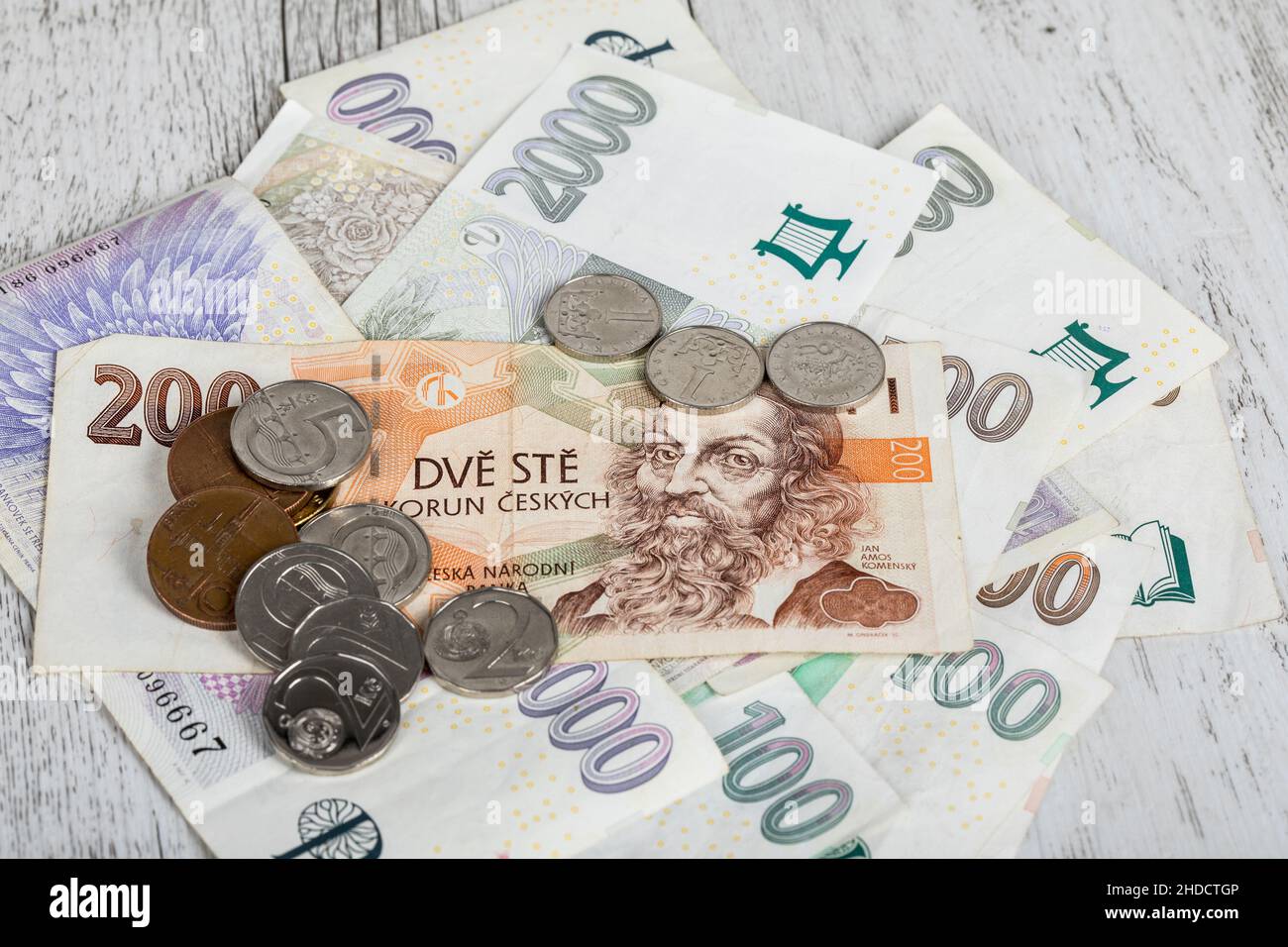 Tschechische Banknoten und Münzen auf dem Tisch. Finanzkonzept in tschechischer Währung. Geschäft, Finanzen, Sparen und Cash-Konzept - Nahaufnahme von Euro-Papiergeld Stockfoto