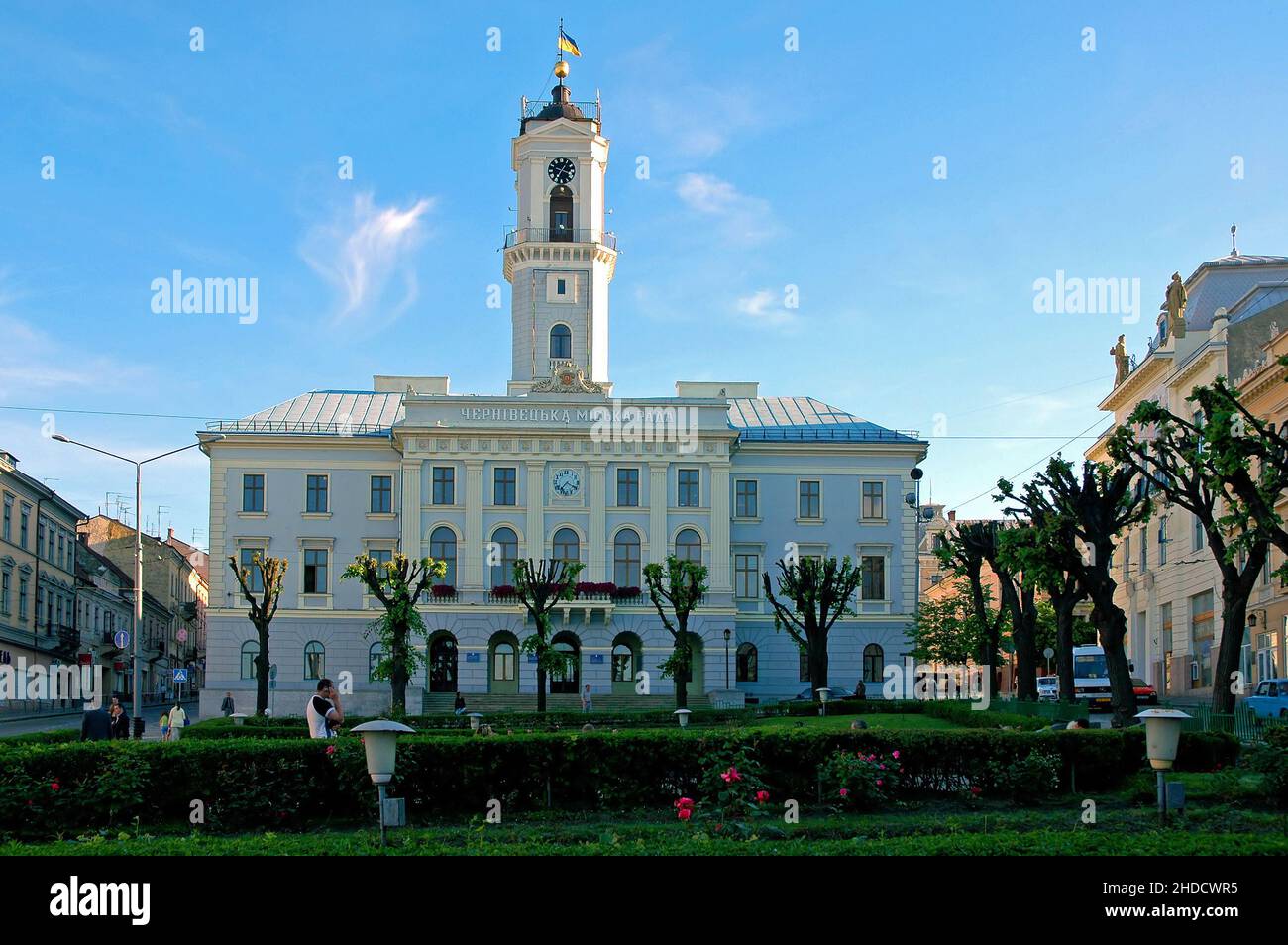 Czernowitz , Ukraine: Czernowitz Rathaus vom zentralen Platz aus gesehen. Das Gebäude des stadtrates ist blau und weiß gestrichen und hat einen hohen Uhrenturm. Stockfoto