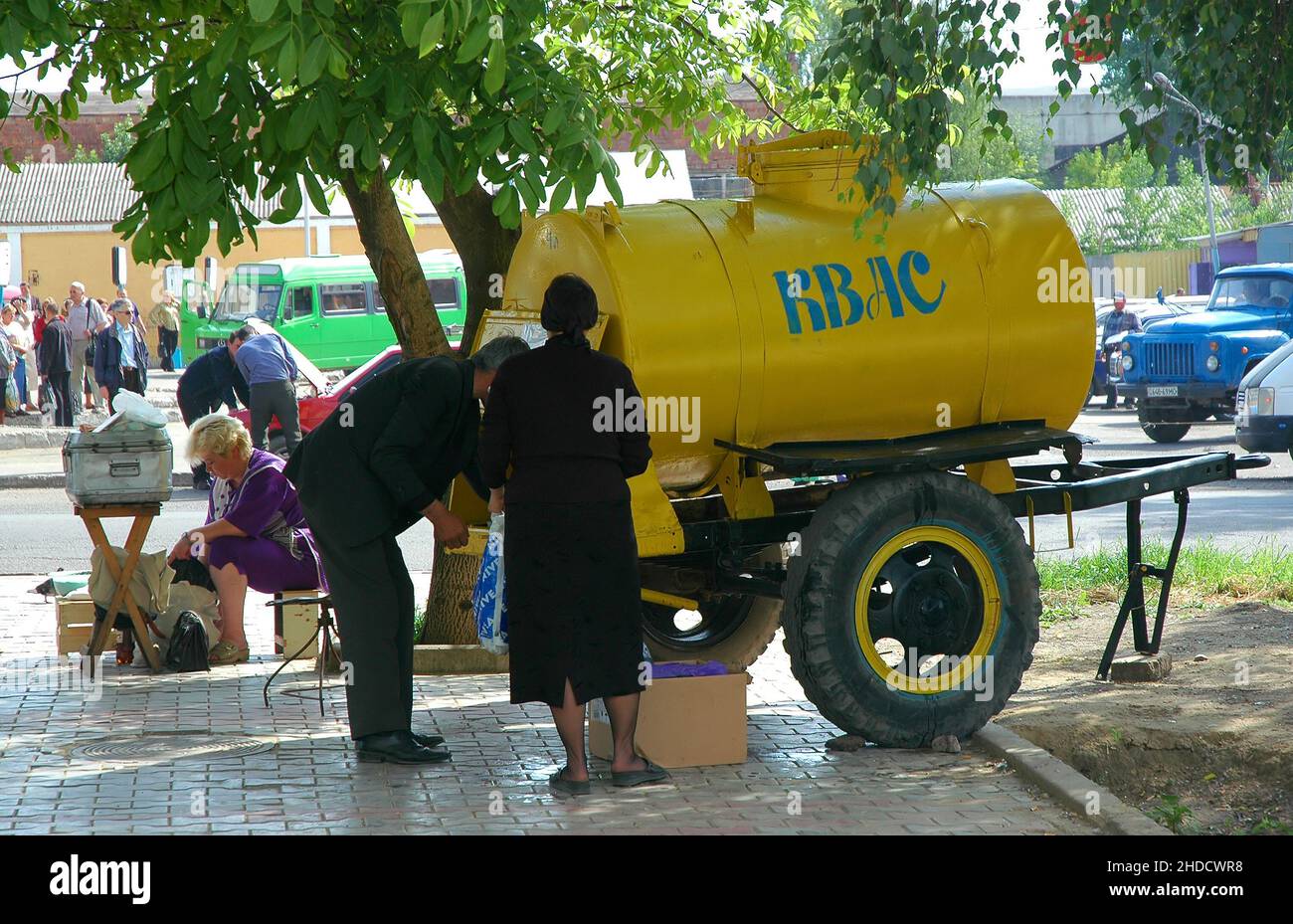 Czernowitz , Ukraine: Verkauf von Kvas in der Holovna-Straße in Czernowitz gegenüber dem Busbahnhof. Kvas (oder Kvass) ist ein fermentiertes Getränk auf Getreidebasisbasis. Stockfoto