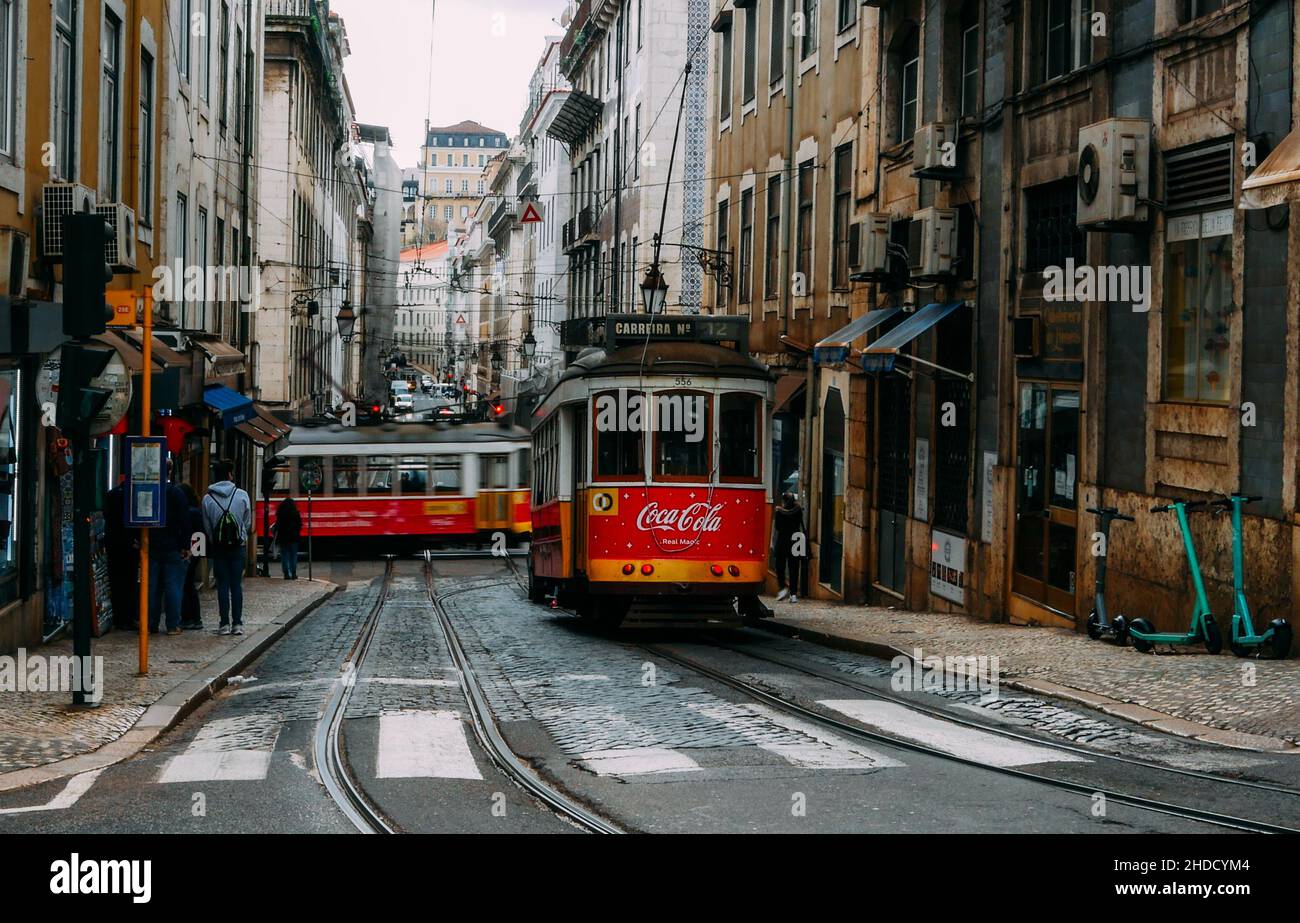 Lissabon, Portugal - 5. Januar 2022: Rua da Conceicao im Viertel Baixa, berühmte Straße auf der Tram Nr. 28 Stockfoto