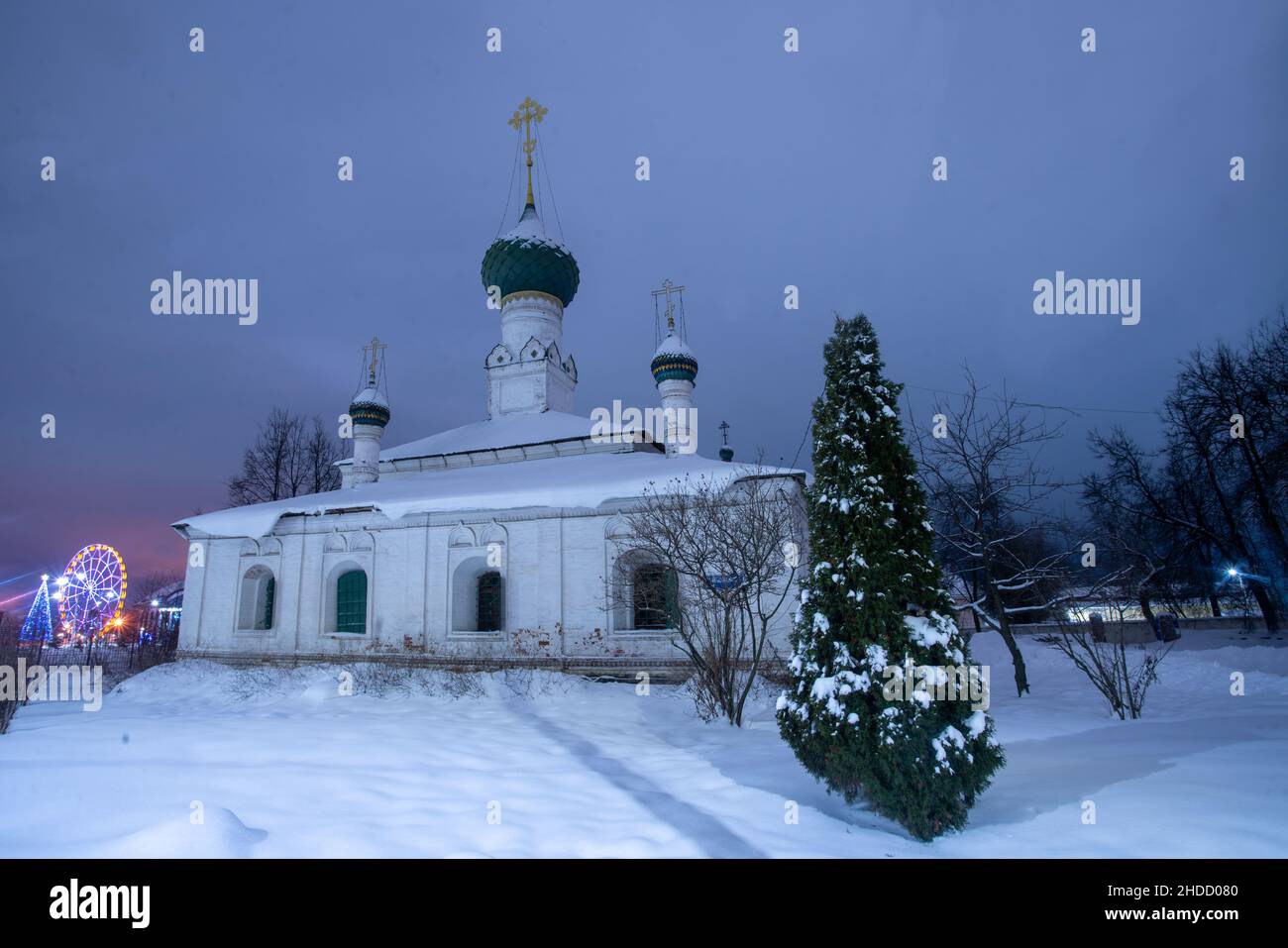 Die Kirche der Tichwiner Ikone der Gottesmutter und das Riesenrad in der Ferne. Jaroslawl Stadt - eine der wichtigsten Städte des Goldrings Russlands ( h Stockfoto