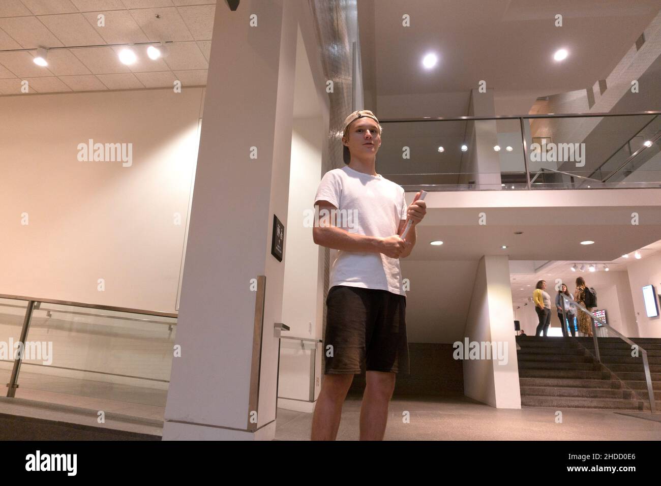 Polnischer Student beim Blick in die Lobby des Minneapolis Institute of Art. Minneapolis Minnesota MN USA Stockfoto