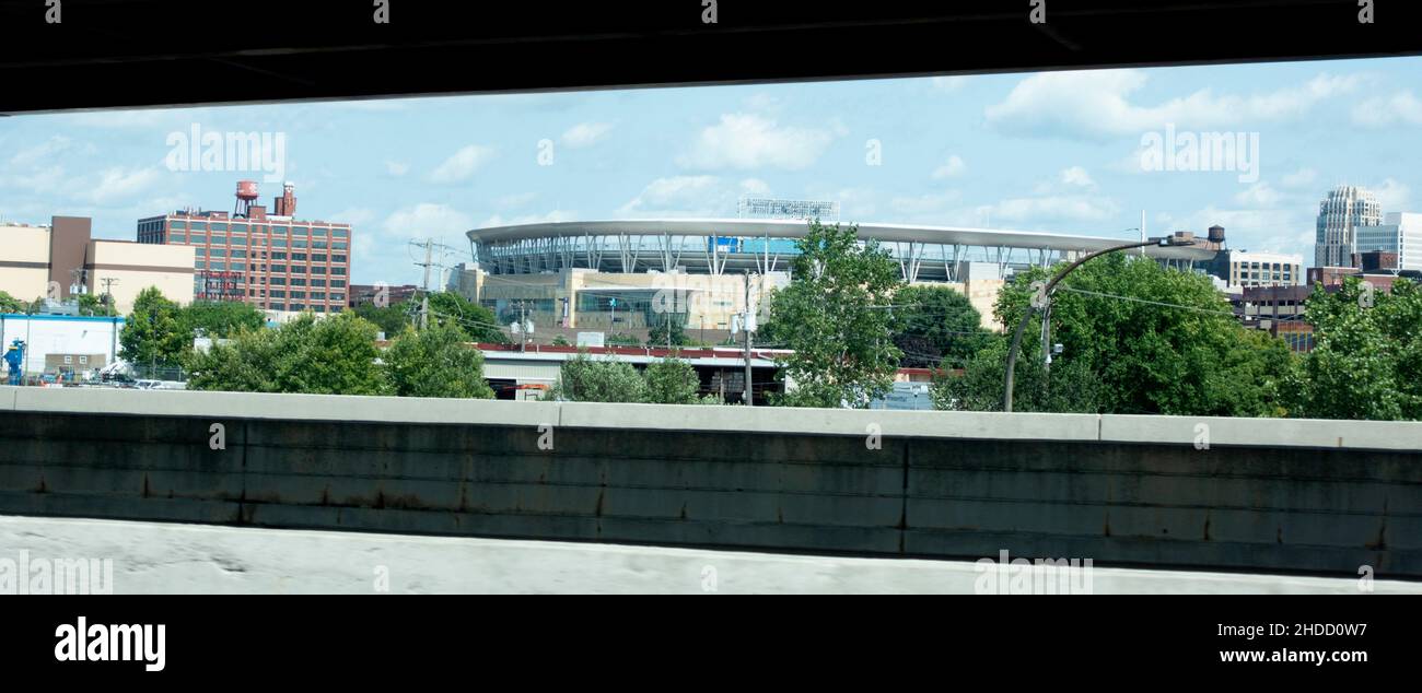 Zielfeld, das Minnesota Twins Baseballstadion, vom Freeway I94 aus gesehen. Minneapolis Minnesota, USA Stockfoto