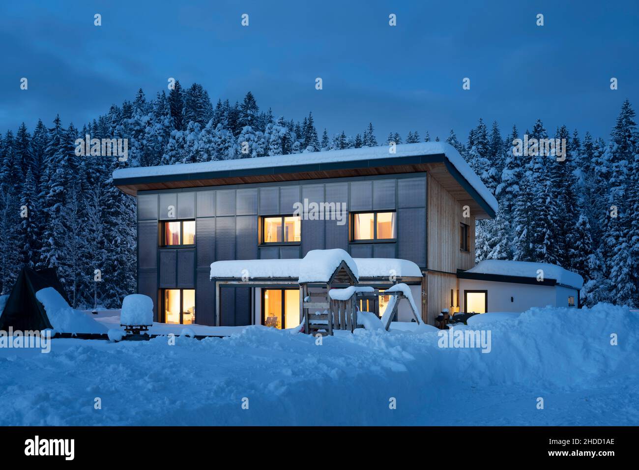 Blick auf ein Einfamilienhaus mit solarthermischen Kollektoren an der Fassade für nachhaltige und erneuerbare Energie für Heizung und Warmwasser Stockfoto