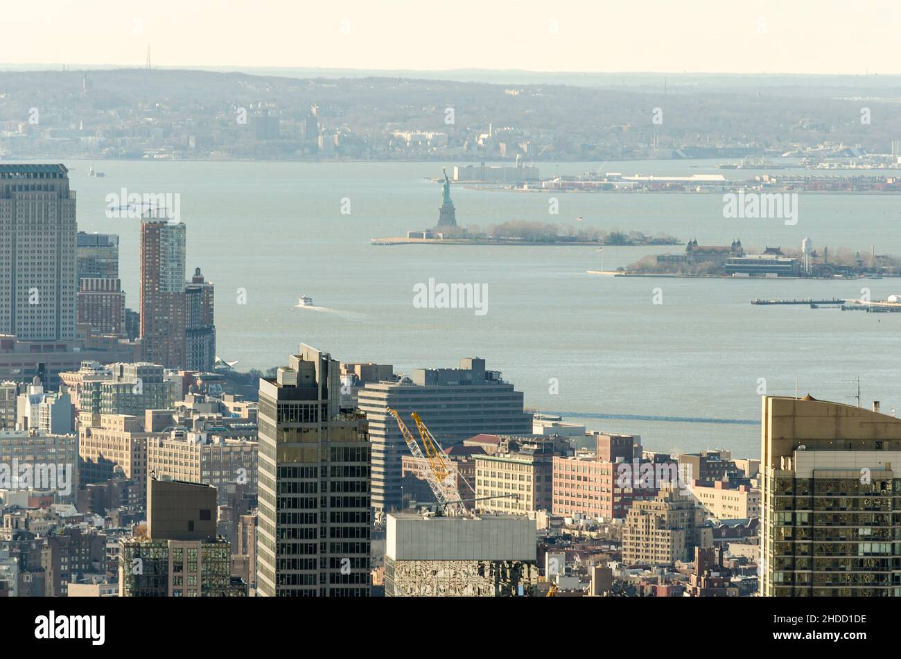 Panorama- und Luftaussicht auf die Freiheitsstatue, Ellis Island, Hudson River. Manhattan, New York City, NY, USA Stockfoto