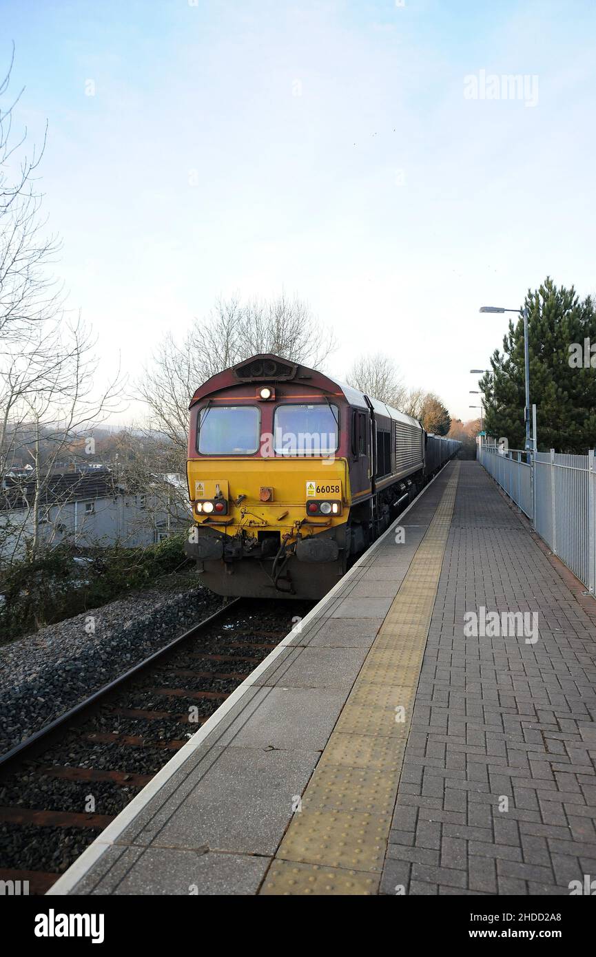 '66058' fährt mit einem Zug nach Osten von Margam Yard durch die Wildmill Station während eines technischen Besitzes der Main Line zwischen Margam und Stockfoto