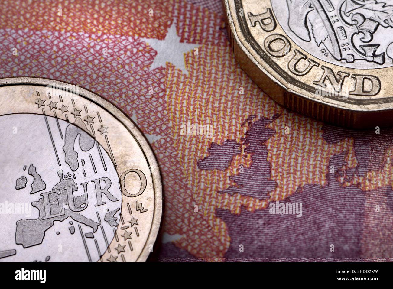 1 Euro- und 1-Pfund-Münzen auf einem Euro-Schein Stockfoto