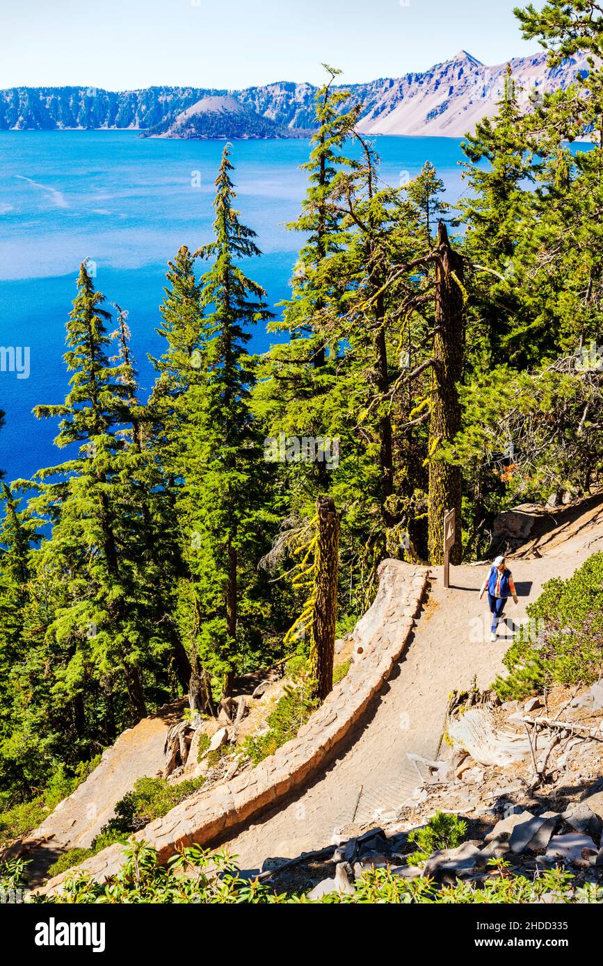 Wanderweg für Frauen; Crater Lake National Park; Cascade Mountains; östlicher Oregon; USA Stockfoto