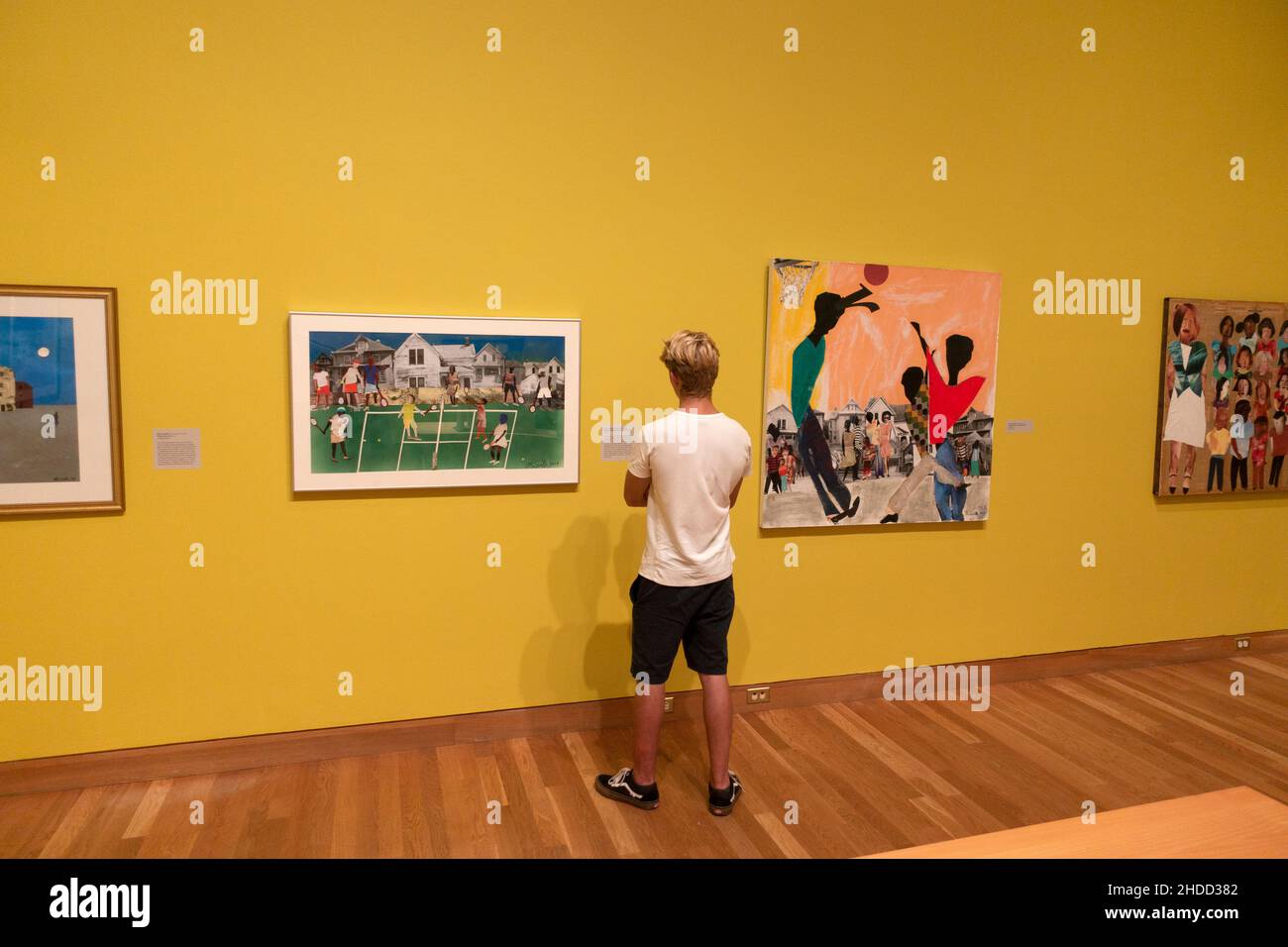 Teenager, die sich Kunst im Weisman Art Museum auf dem Campus der University of Minnesota angeschaut haben. Minneapolis Minnesota, USA Stockfoto
