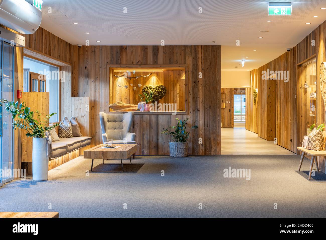 Rustikales Foyer aus altem Holz und Retro-Möbeln mit harmonischer indirekter Beleuchtung Stockfoto