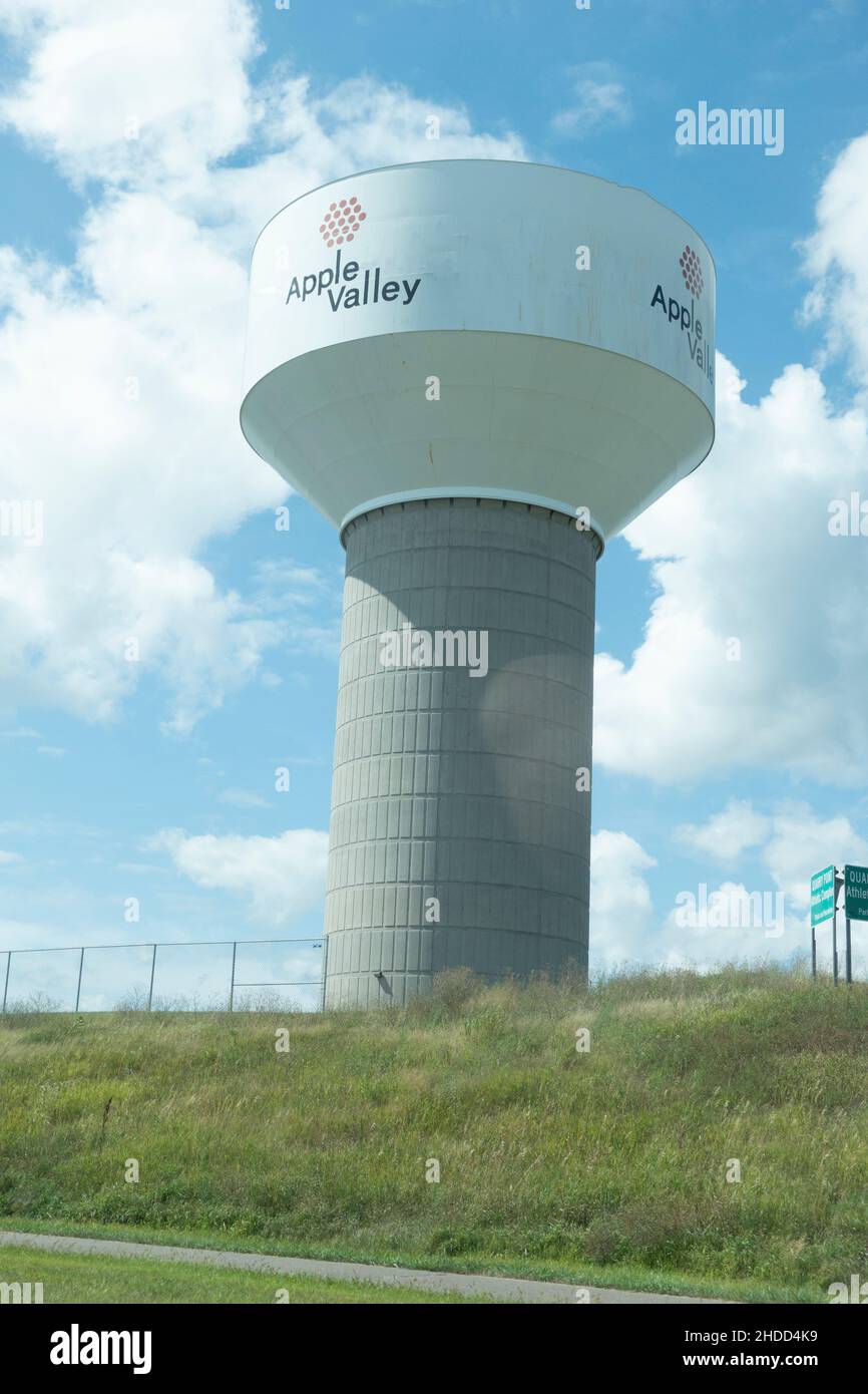Apple Valley Wasserturm vom Highway 35E aus gesehen. Apple Valley, Minnesota, USA Stockfoto