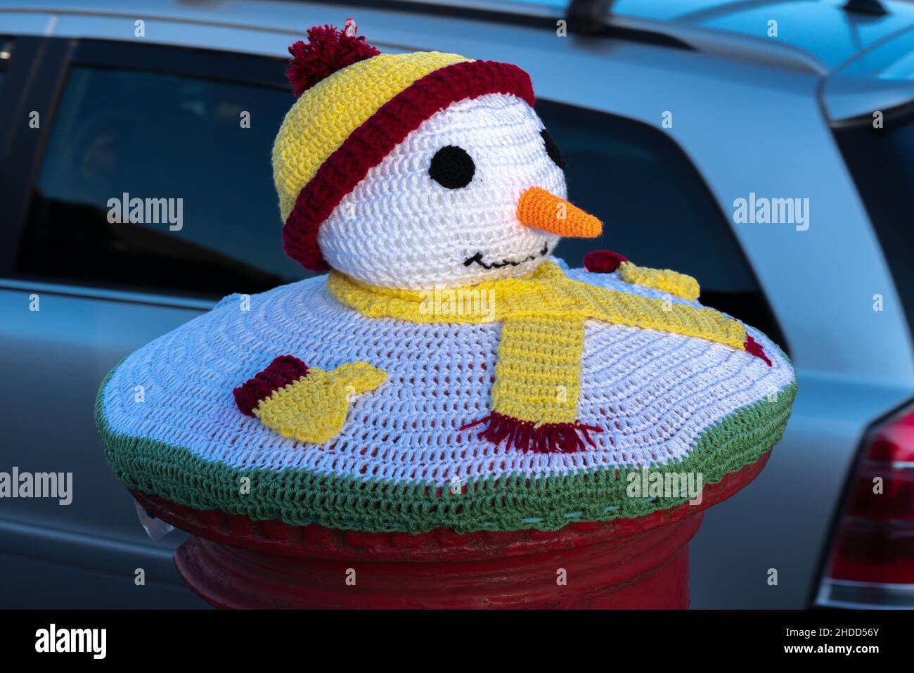 Rot, Briefkasten, Briefkasten, gehäkelt, Royal Mail, Wollige Hüte, handgestrickte Säulenschachteln, Lincoln City, Bommel-Hut und Schal, der Schneemann, Weihnachten. Stockfoto