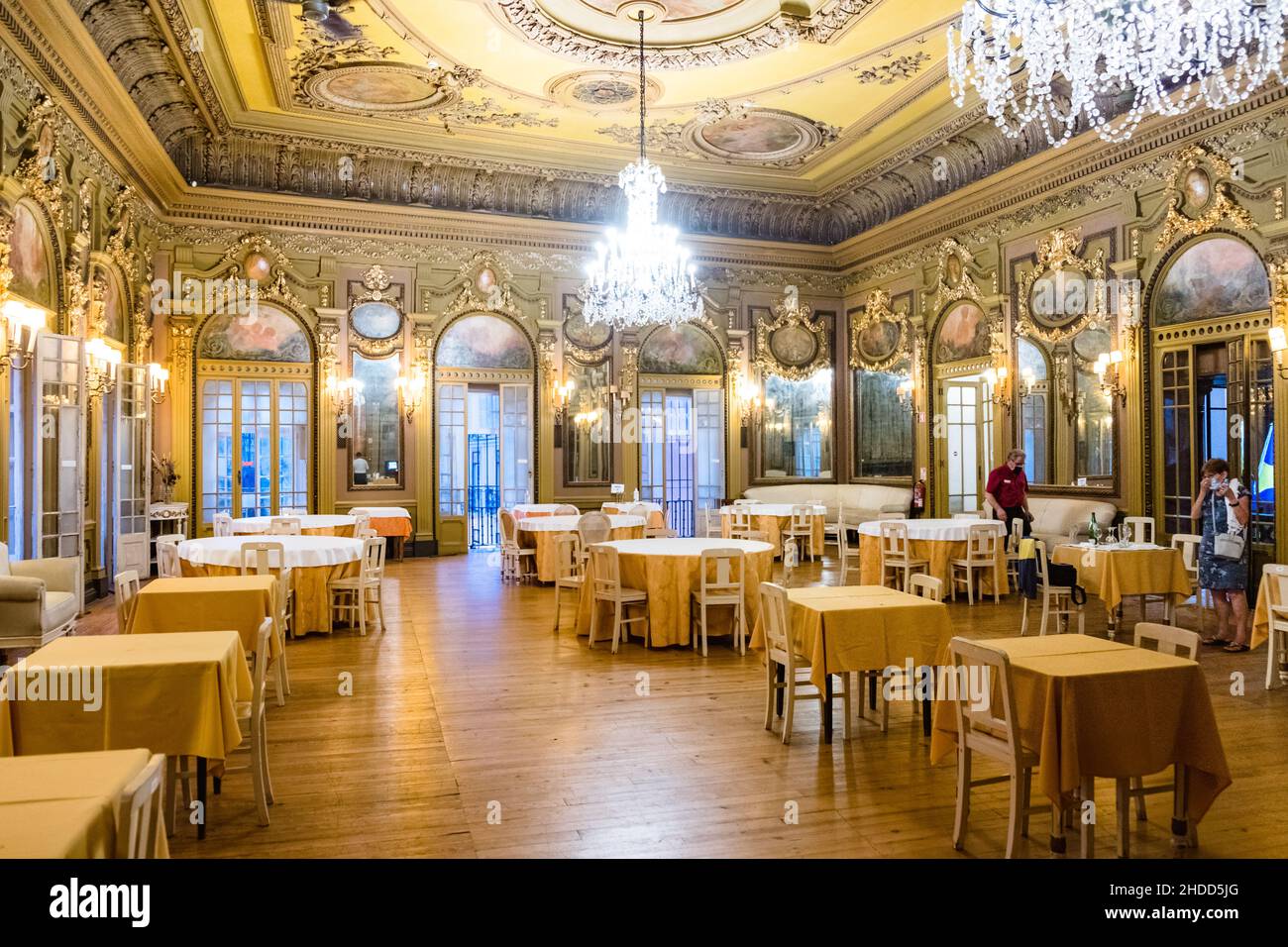 Lissabon, Portugal - 19. Juli 2020: Blick auf die Luxushalle im Restaurant Casa do Alentejo, ein wunderbarer Ort für ein Abendessen. Stockfoto