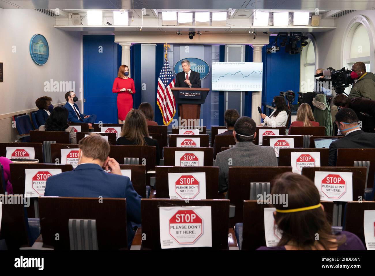 Der Hafenbeauftragte der Task Force Supply Chain Disruptions der Biden-Harris-Regierung, John D. Porcari, nimmt an einer Pressekonferenz im Weißen Haus in Washington, DC, am 5. Januar 2022 Teil. Quelle: Chris Kleponis/Pool via CNP /MediaPunch Stockfoto