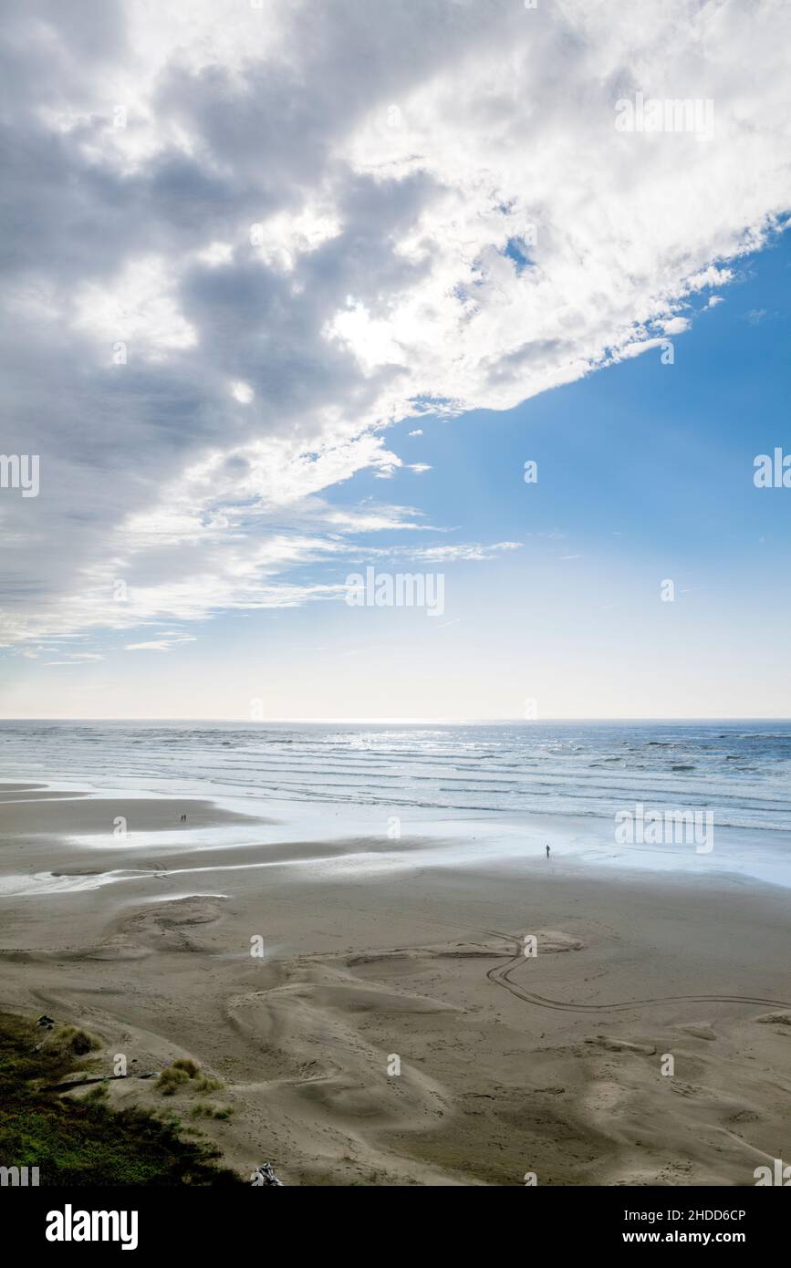 Menschen, die am Strand spazieren; Sturm aufräumen; Pazifischer Ozean; Newport; Oregon; USA Stockfoto
