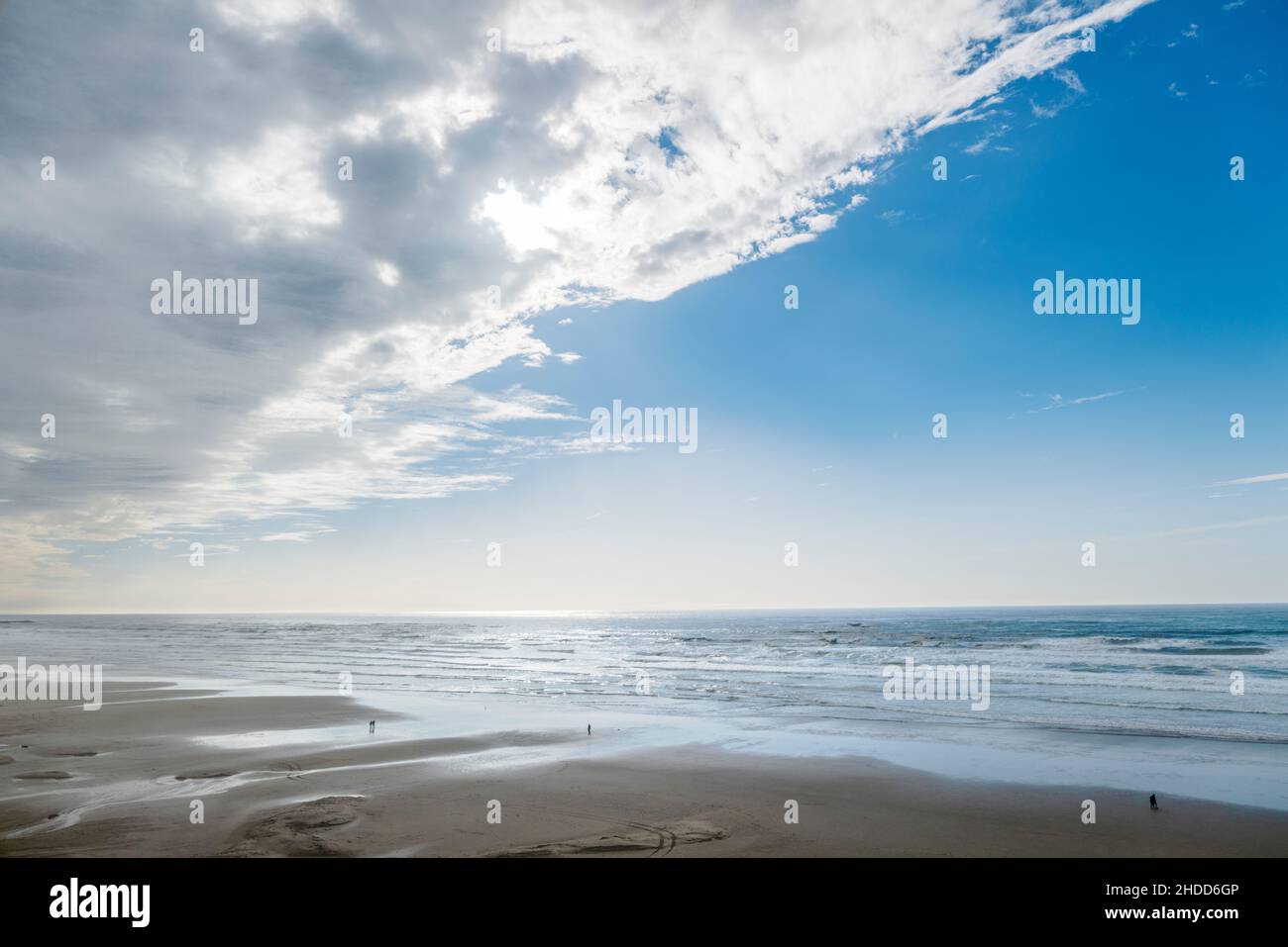 Menschen, die am Strand spazieren; Sturm aufräumen; Pazifischer Ozean; Newport; Oregon; USA Stockfoto
