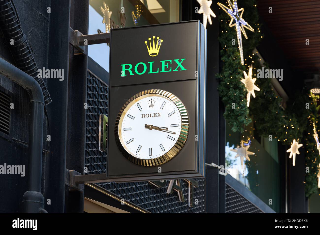 VALENCIA, SPANIEN - 20. DEZEMBER 2021: Rolex ist ein in Großbritannien gegründeter Schweizer Uhrendesigner und -Hersteller Stockfoto