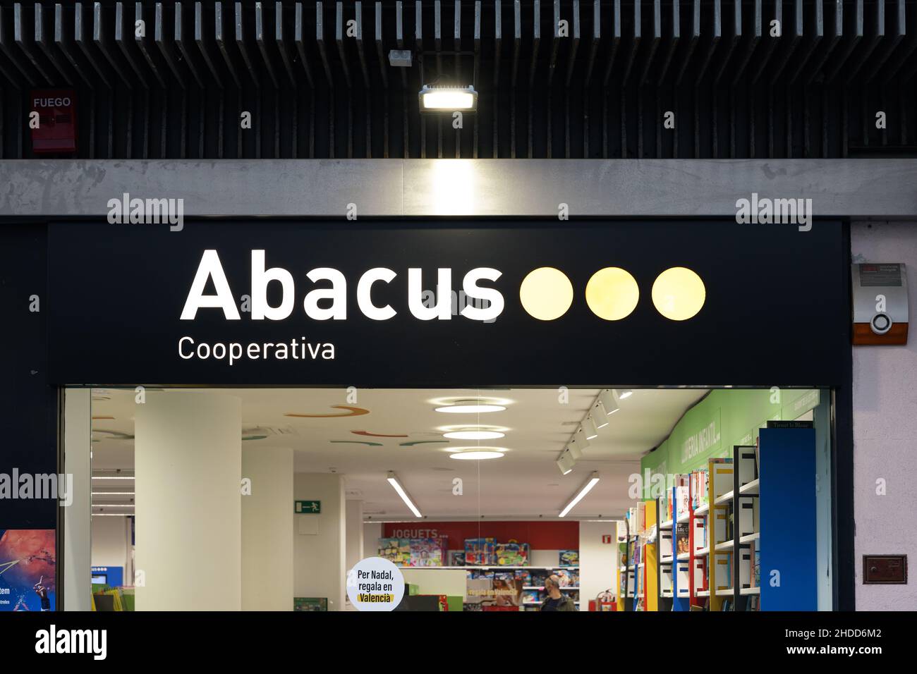 VALENCIA, SPANIEN - 03. JANUAR 2022: Abacus ist eine spanische Kultur-, Bildungs- und Freizeitkonsumentenkooperative Stockfoto