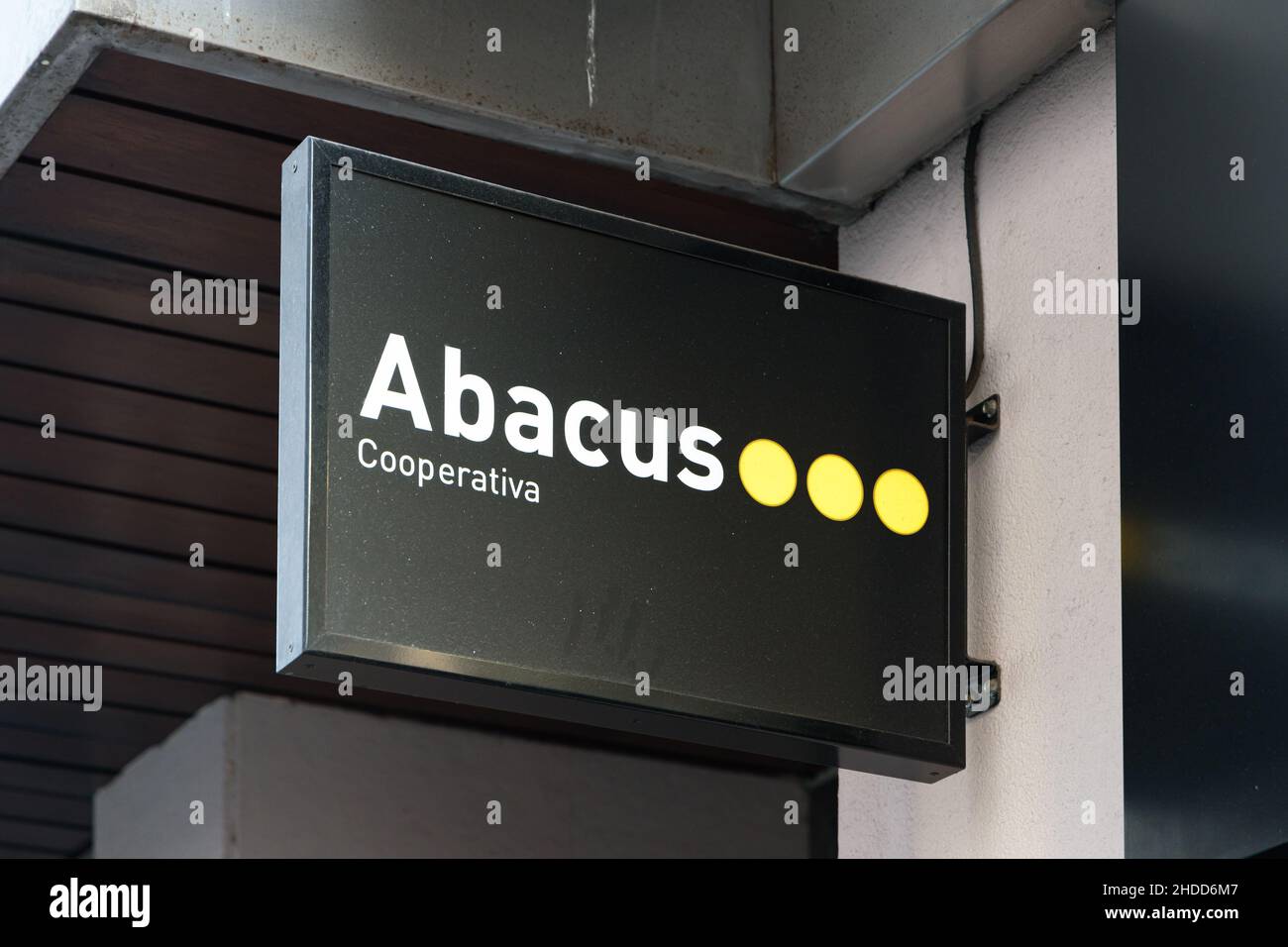 VALENCIA, SPANIEN - 03. JANUAR 2022: Abacus ist eine spanische Kultur-, Bildungs- und Freizeitkonsumentenkooperative Stockfoto