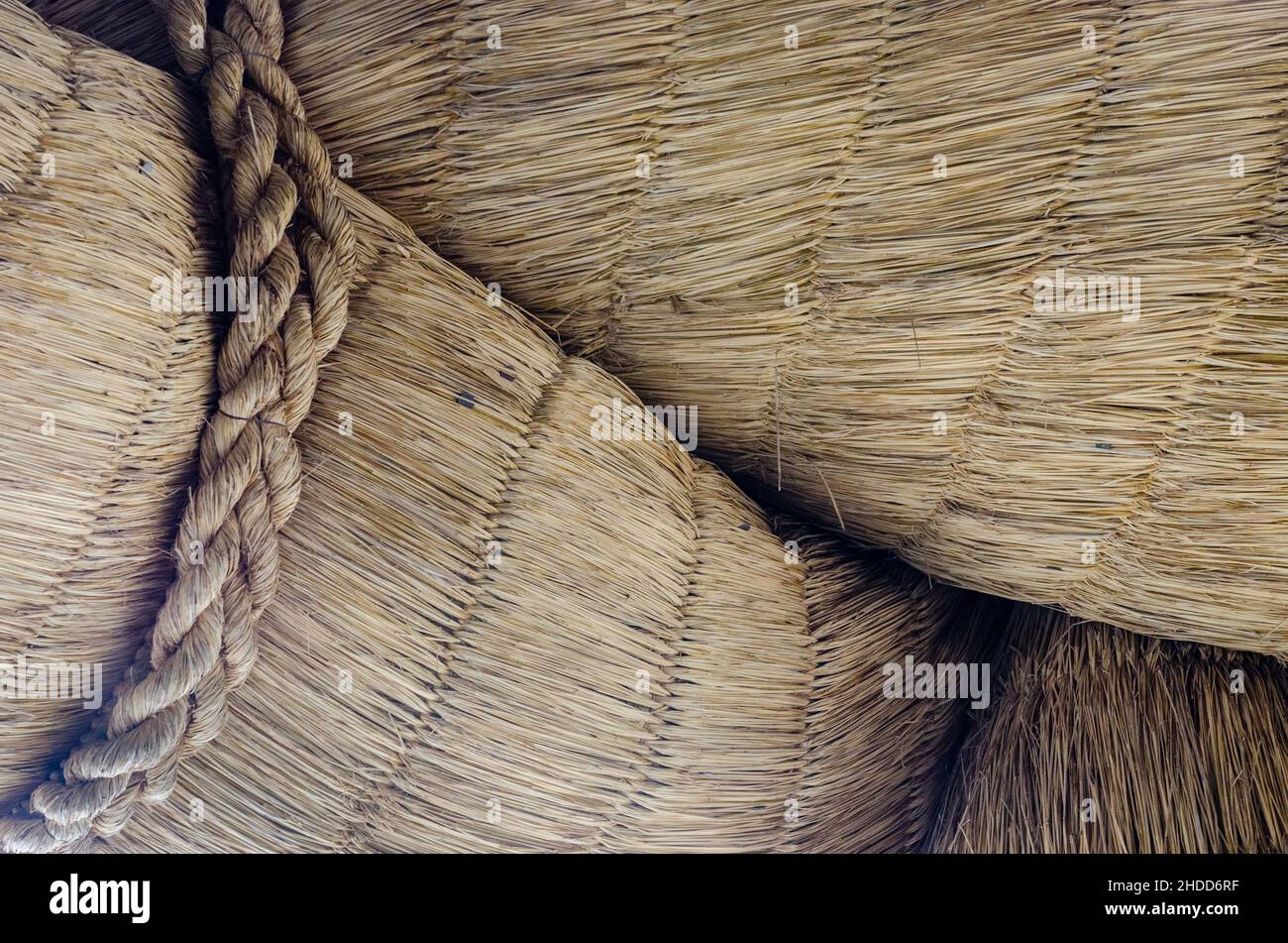 Details des riesigen Seils, das als Dekoration vor dem Eingang zum Itsumo Taisha Tempel in Japan hängt Stockfoto