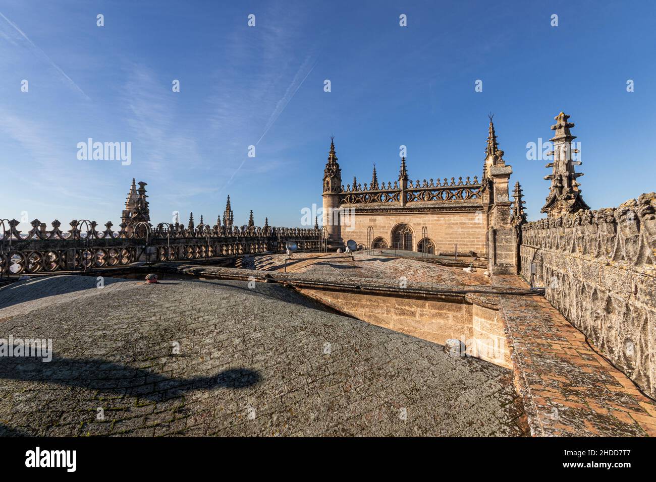 Sevilla, Spanien. Details der Dachterrasse die gotische Kathedrale der Heiligen Maria vom See Stockfoto