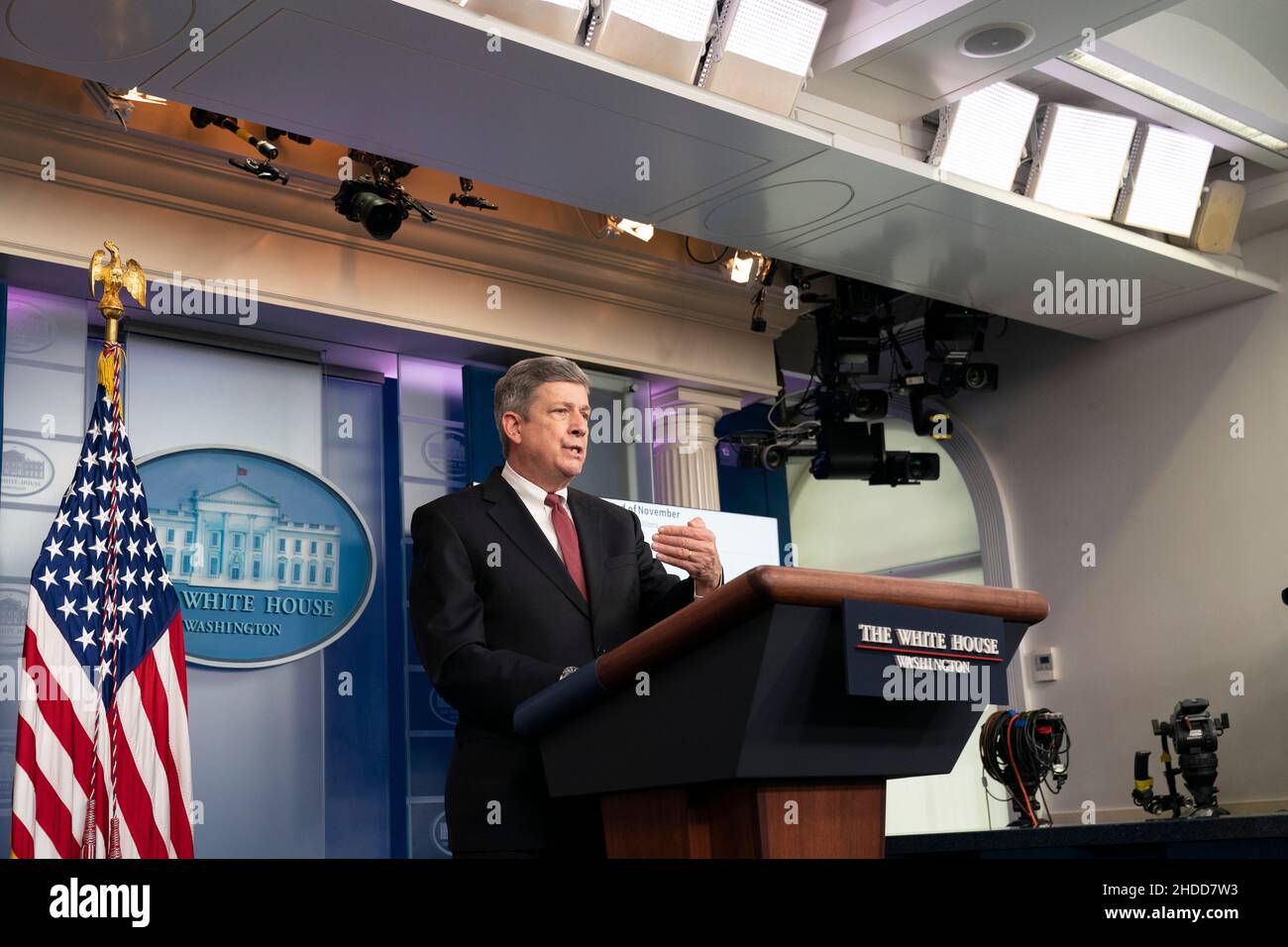 Der Hafenbeauftragte der Task Force Supply Chain Disruptions der Biden-Harris-Regierung, John D. Porcari, nimmt an einer Pressekonferenz im Weißen Haus in Washington, DC, am 5. Januar 2022 Teil. Quelle: Chris Kleponis/Pool via CNP /MediaPunch Stockfoto
