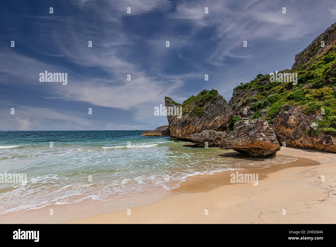 Cathedral Rock, D'Entrecasteaux National Park, ein Felsen im Meer am Point D'Entrecasteaux an der Südküste von Westaustralien mit Hintergrund von b Stockfoto