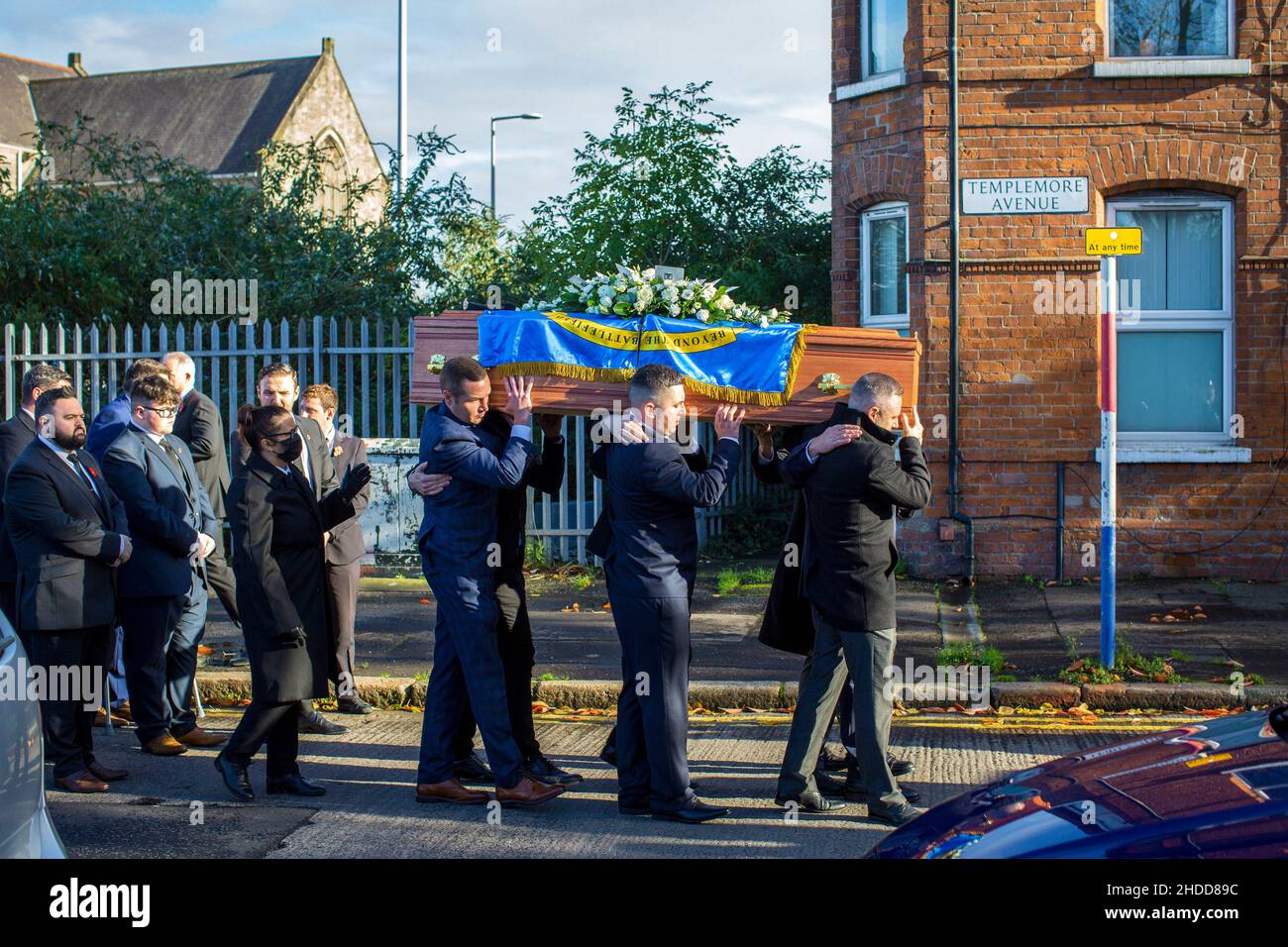 Funural von Roy Mealy, dem britischen Armeeveteranen die Beerdigung findet in der Nähe der Loyalisten-Bezirke Newtownards Road A in East Belfast im Norden Irlands statt Stockfoto