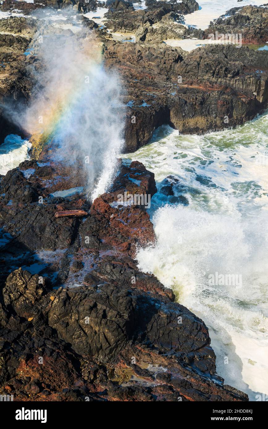 Prismatischer Regenbogen in abstürzenden Wellen; Devils Churn & Spouting Horn; Pazifischer Ozean; südlich von Yachats; Oregon, USA. Stockfoto