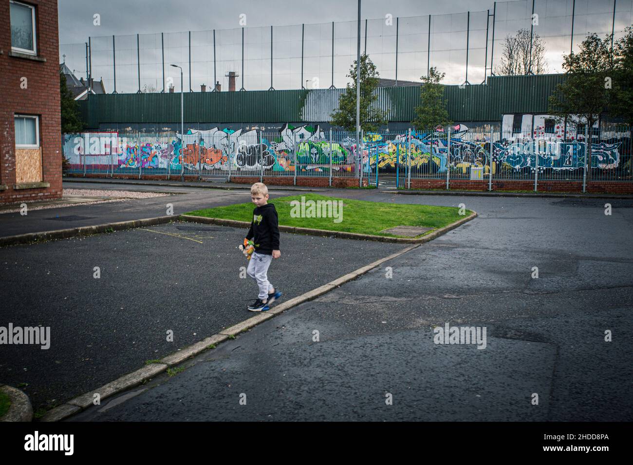 Die Barrieren verlaufen durch einige der am stärksten benachteiligten Gebiete der Stadt in Belfast, die überwiegend republikanische und nationalistische katholische Nachbarstaaten trennen Stockfoto