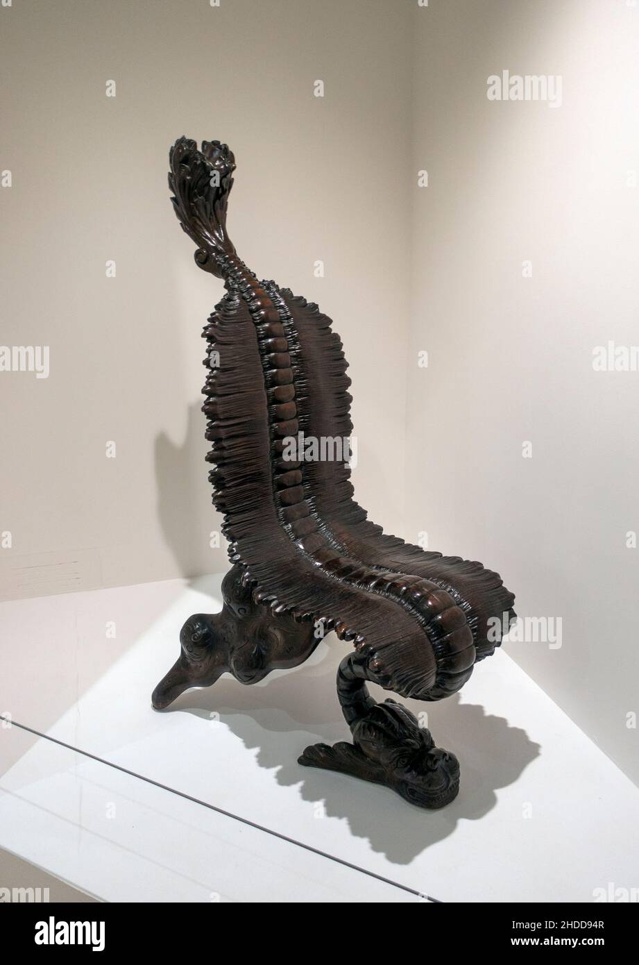 Gebogener schwarzer Stuhl aus Holz, unbekannt im Brooklyn Museum of Art NYC Stockfoto