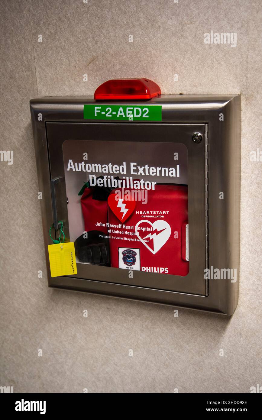 Automatisierter externer Defibrillator. Es wurde entwickelt, um den Herzrhythmus zu analysieren und Patienten mit Kammerflimmern einen elektrischen Schlag zu verabreichen Stockfoto Automatisierter externer Defibrillator. Es wurde entwickelt, um den Herzrhythmus zu analysieren und Patienten mit Kammerflimmern einen elektrischen Schlag zu verabreichen Stockfoto