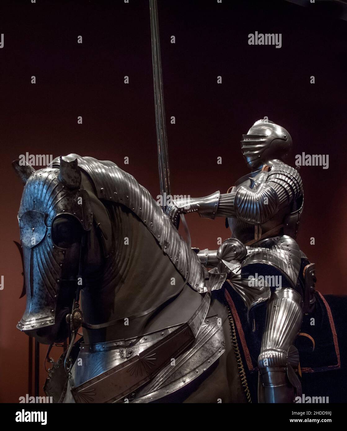 Mittelalterliches gepanzertes Pferd und Ritter im Museum Stockfoto