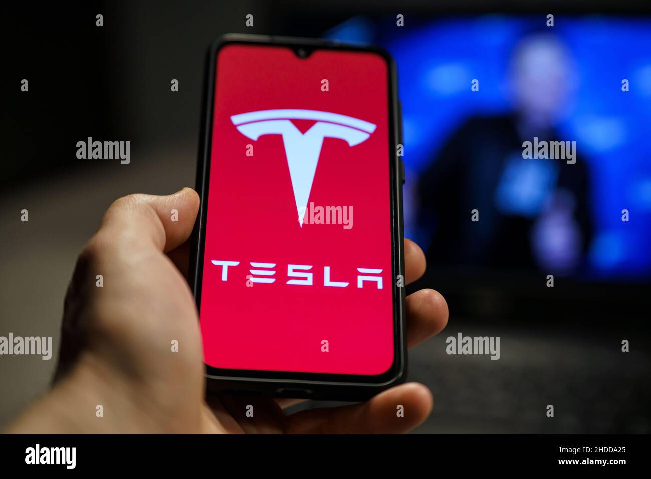 Tesla Model Pi Smartphone. Telefon hergestellt von Elon Musk Firma Tesla.  Tesla-Logo auf dem Smartphone-Bildschirm Stockfotografie - Alamy