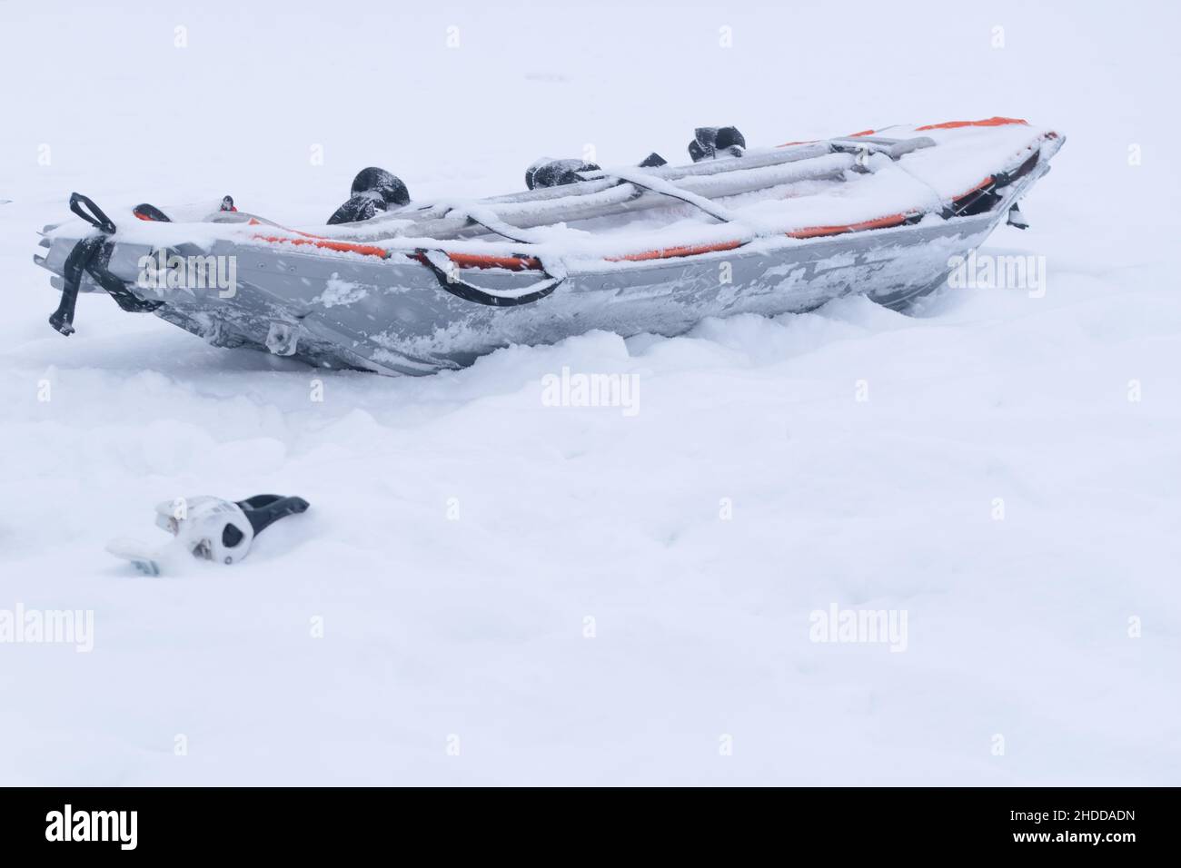 Rettungsschlitten auf dem Schnee ohne Menschen und Skier unter Schnee begraben. Rettungsausrüstung und -Werkzeuge. Stockfoto