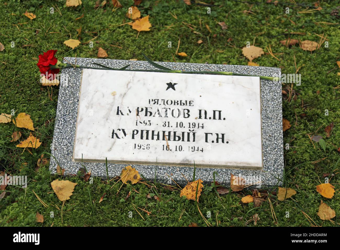 Grab eines Soldaten auf dem Jurmala Friedhof in Lettland Stockfoto